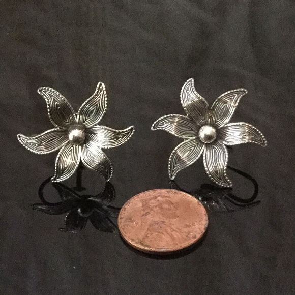 Vtg.Sterling Silver Screw Back Flower Earrings - Picture 3 of 4